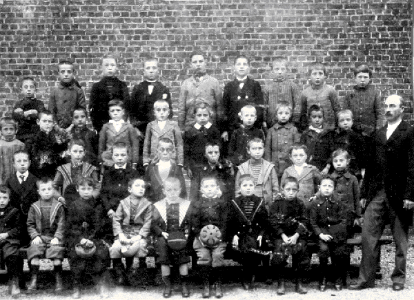 La classe de  Monsieur Lopold NAVEZ en 1890