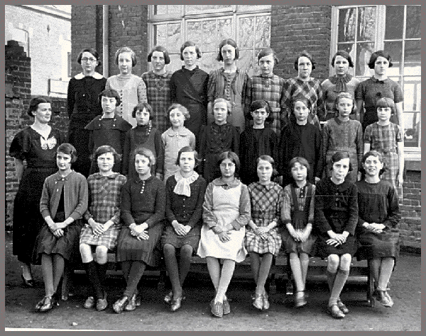 La classe de filles de  Madame Marie Louise MERCIER - CARLIER en 1939-1940